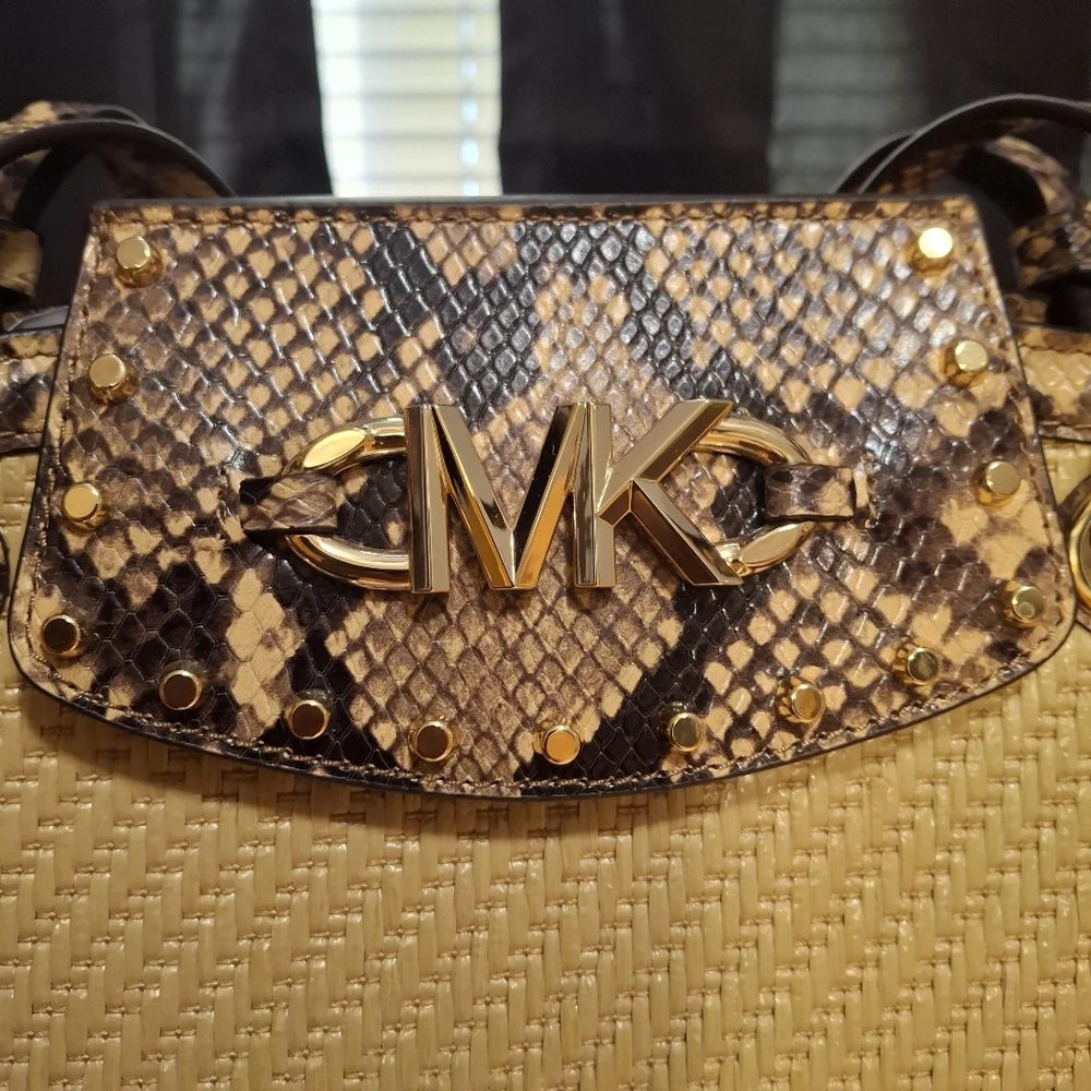 Michael Kors Izzy Meduim Fan Straw Tote - Picture 10 of 16